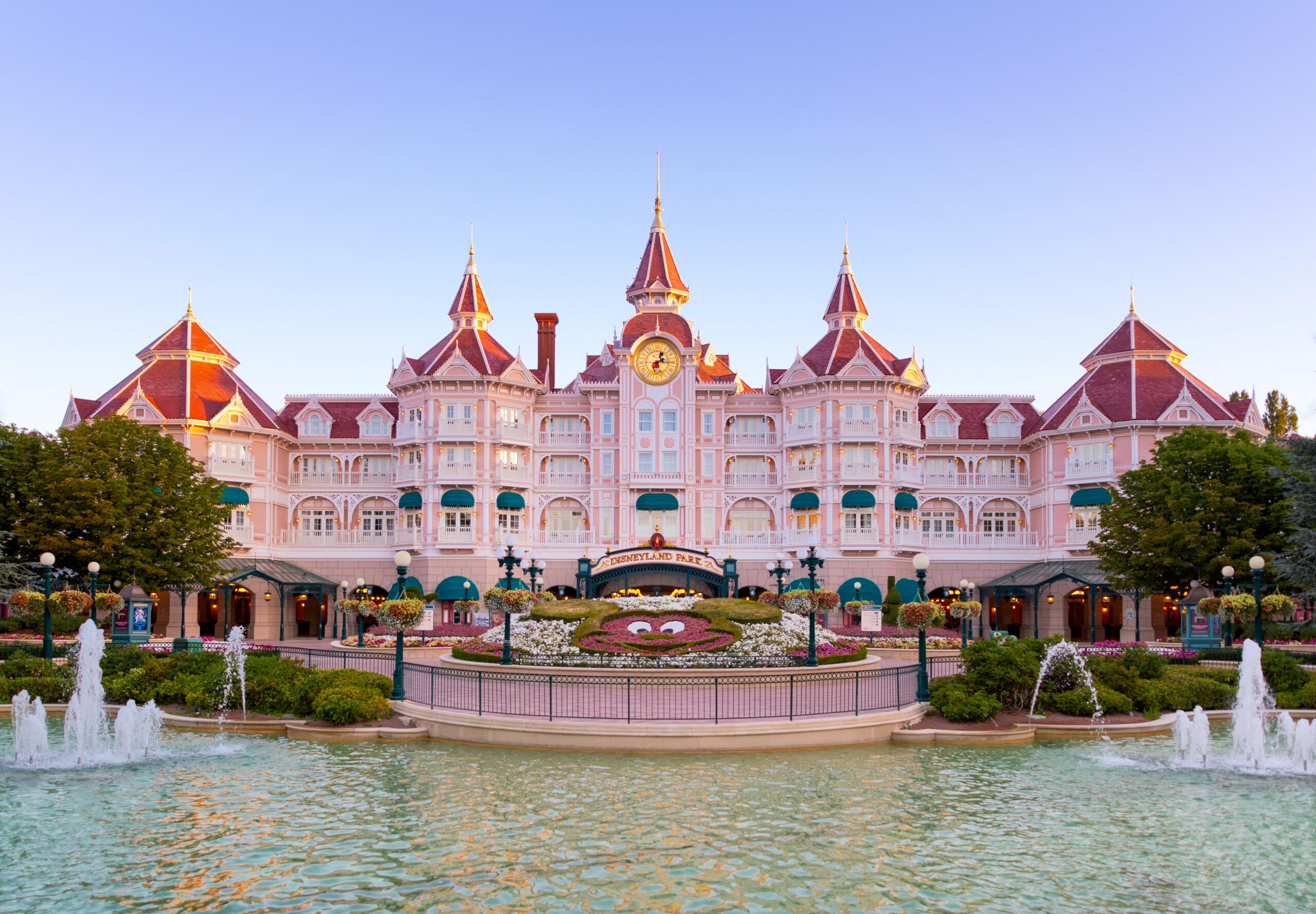 Plongez au cœur du Disneyland Hotel