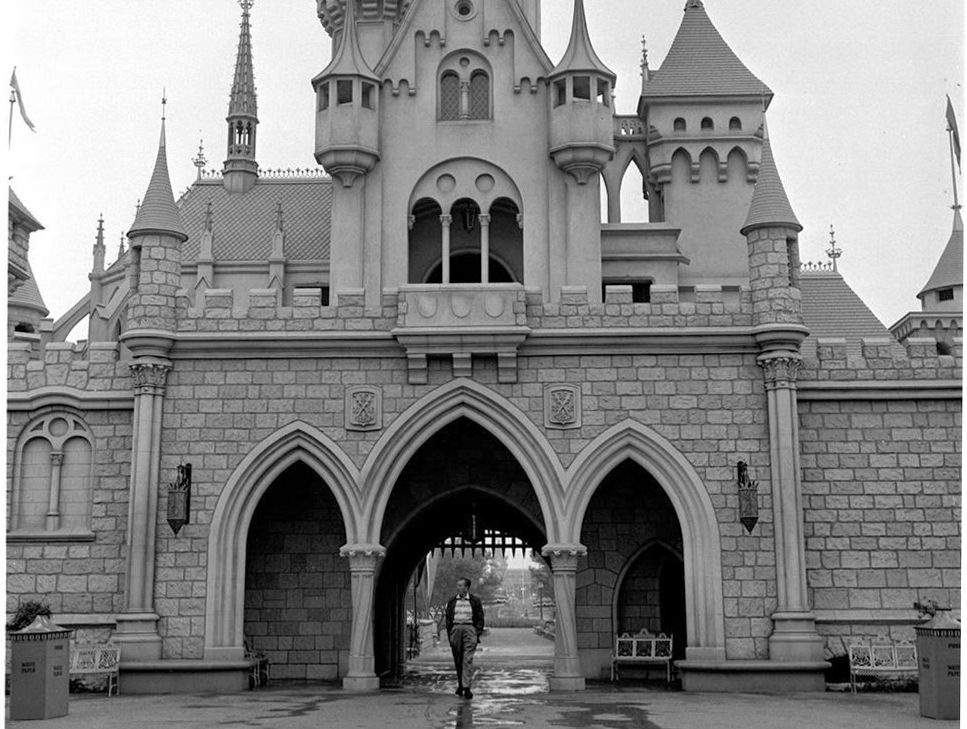 Walt devant le château